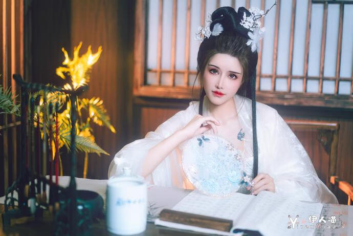 鹿八岁baby混血感与COS界的双重魅力 完美演绎猎魔人剧情版