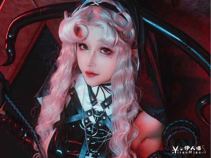 鹿八岁baby混血感与COS界的双重魅力 完美演绎猎魔人剧情版