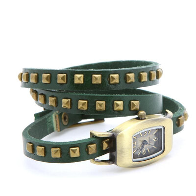 

Womens Vintage Rivets Bracelet Wrist Watch
