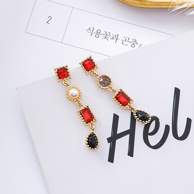 

Temperament Asymmetry Vintage Square Crystal Earrings