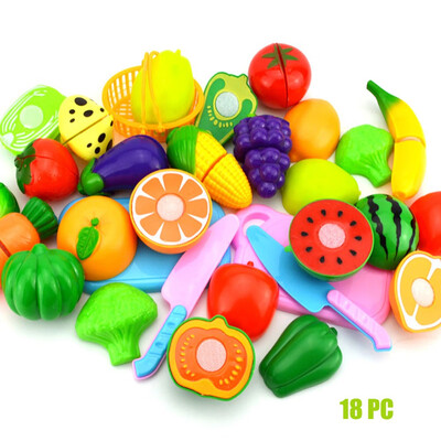 

Children who pretend to play games Plastic toys cut fruits&vegetables