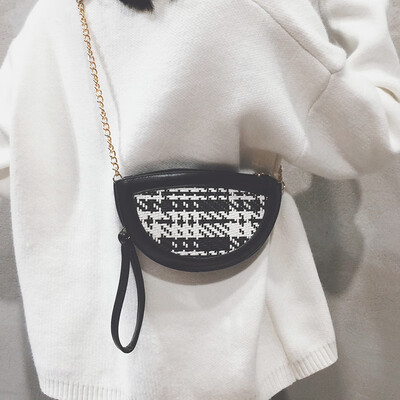 

Korean version of the bag female bag new 2019 foreign gas network red woven saddle bag personality wild casual shoulder Messenger bag