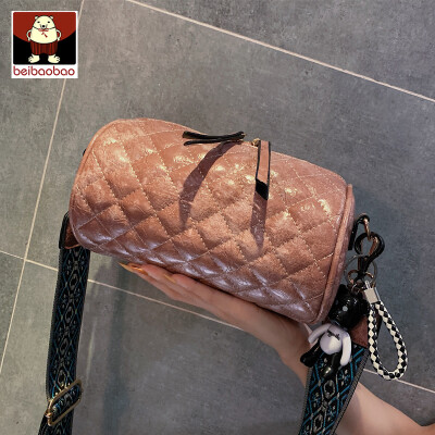 

On the new bag women 2019 new texture fashion shoulder pillow bag foreign gas Joker slung bucket bag