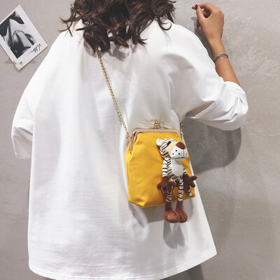 

2019 new popular bag female wild cartoon doll canvas bag tide Korean fashion chain shoulder Messenger bag