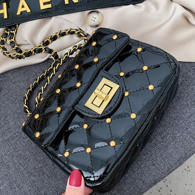 

Xiao Xiang Feng rhombog bag woman 2019 new Korean version 100 lap single shoulder slanting fashion rivet small square bag