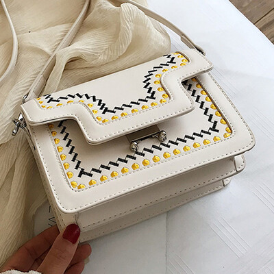 

Korean female 2019 new foreign style chain shoulder small square bag summer fashion embroidery line Joker Messenger bag