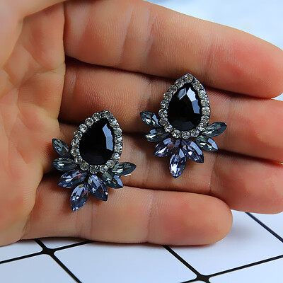 

2019 Fashion Stud Earrings For Women White Blue Black Color Resin Crystal Triangle Earrings Gift For Friend Wholesale Jewelry