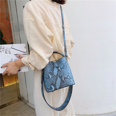 

Tailored New Womens Snake Pattern Square Shoulder Fashion Wild Shoulder Messenger Bags
