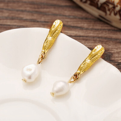 

Retro Freshwater Pearl Earrings Creative Temperament Simple Wild Slim Earrings