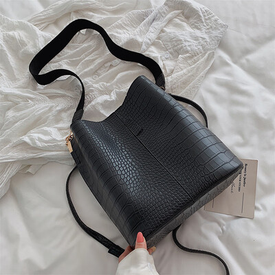 

Advanced sense of foreign style womens bag ins retro texture crocodile pattern bucket bag new 2019 broadband shoulder Messenger b