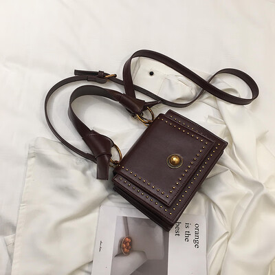 

Hong Kong wind retro rivet portable small bag women 2019 new Korean Joker net red contrast color shoulder Messenger bag