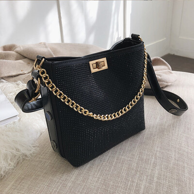 

Senior sense bag female 2019 new wave Korean version of the fashion personality rivet chain wild shoulder slung bucket bag