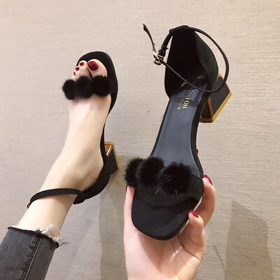

Fairy wind 2019 new one-word buckle belt with fur ball womens sandals summer small fresh thick heel high-heeled womens shoes