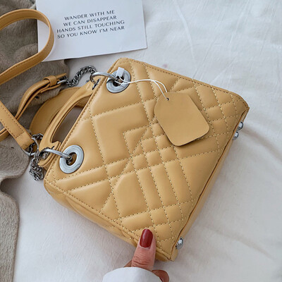 

French minority bag girl 2019 summer new handheld summer fashion popular Korean version oblique satchel