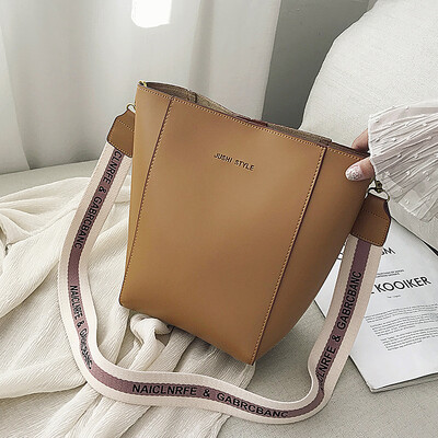 

Simple texture bag ins advanced sense of foreign style womens bag 2019 new broadband bucket bag shoulder Messenger bag