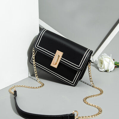 

The fashion of the trendy woman with a slant arm&a single shoulder chain bag in summe
