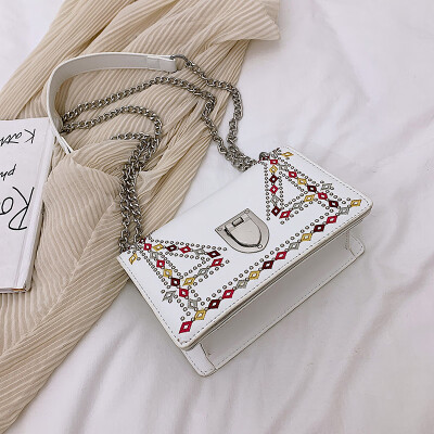 

Early autumn fashion embroidered bag 2019 new fashion beaded chain small square bag womens shoulder Messenger bag tide