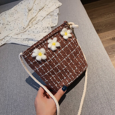 

2019 new fashion lattice messenger bag Sen cute flower bucket bag small fairy wild temperament shoulder bag