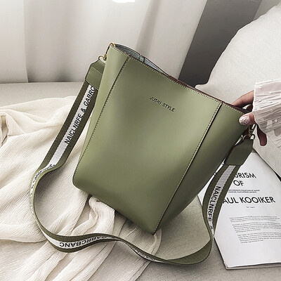 

Simple texture bag ins advanced sense of foreign style womens bag 2019 new broadband bucket bag shoulder Messenger bag