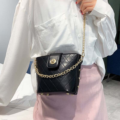

Fairy foreign small bag 2019 popular new wave Korean version of the wild Messenger bag Lingge embroidery line chain bucket bag