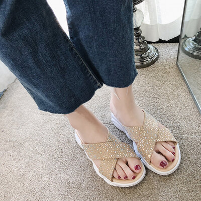 

Thick-soled slippers are stylish to wear summer muffins on the bottom of a diamond bear beach