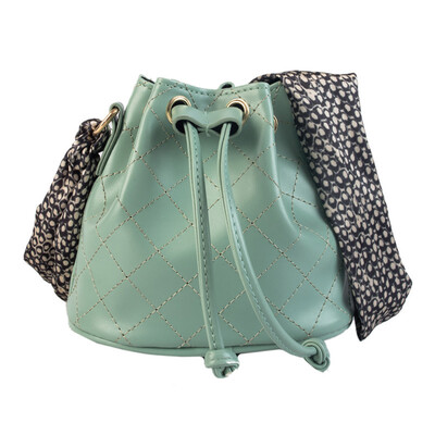 

2019 new one-shoulder small bag female tide Korean version of the mini chain small square bag wild rivet wide shoulder strap Messenger bag