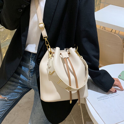

Bag female 2019 new female bag pumping bucket bag tide Korean version of the simple wild portable Messenger bag shoulder bag big bag