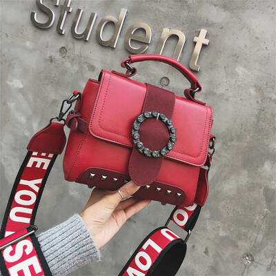 

2019 autumn new style tide retro forest system hand-held Korean version of chic port wind oblique shoulder oblique span small squa