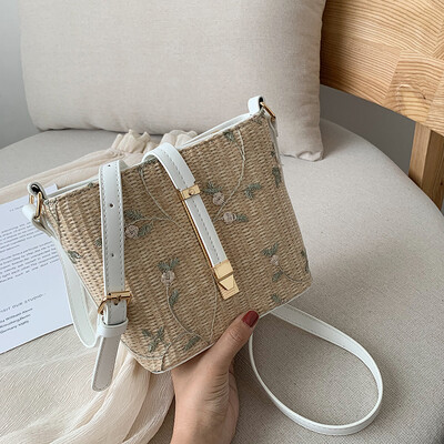 

Summer woven lace bag female 2019 new Korean version of the wild single shoulder slung fashion straw casual bucket bag