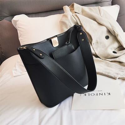 

Senior sense of foreign style womens bag chic retro simple bucket bag new 2019 autumn wide shoulder strap portable shoulder bag