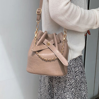 

Hong Kong style retro bucket bag female 2019 new wave Korean version of the wild Messenger bag Sen crocodile pattern shoulder bag