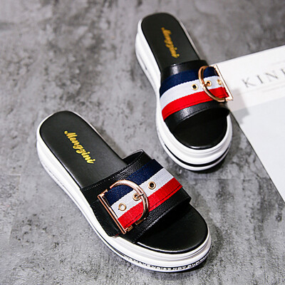 

One-word slippers for girls wearing summer fashion