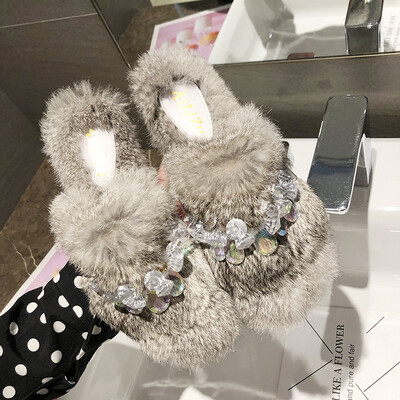

Women with fur slippers wear the same type of flat-bottomed water drill in autumn