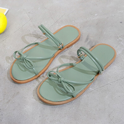 

Two flat-soled sandals for girls with open toes&flat heels&cross-straps for Roman sandals Chic Hanfeng Student Shoes