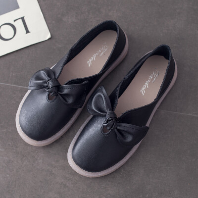 

Two women in small white shoes 2019 summer shallow mouth one pedal womens shoes Joker flat bow soft bottom womens shoes