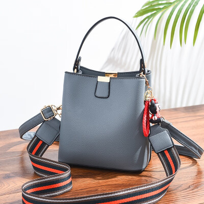 

On the new wave of women in summer Joker ins fashion ladies shoulder slung bucket bag in summer