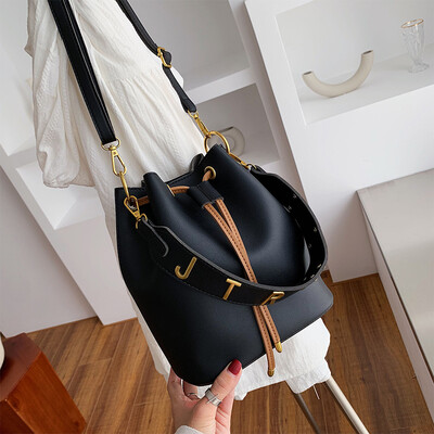 

Bag female 2019 new female bag pumping bucket bag tide Korean version of the simple wild portable Messenger bag shoulder bag big bag