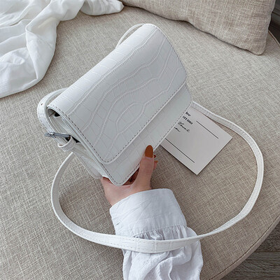 

North Korean version of small bag women 2019 new fashion simple foreign style slung small square bag small fresh shoulder bag
