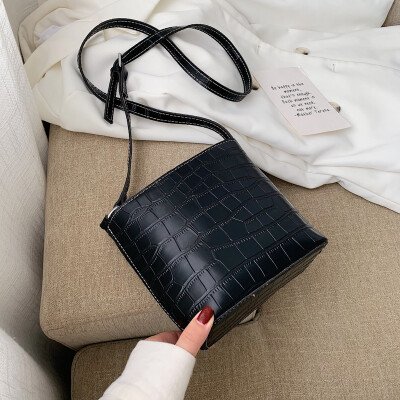 

New high-end bag female 2019 new chic Korean fashion crocodile pattern wild shoulder slung bucket bag