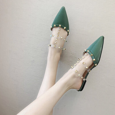 

Flat-heeled sandals for women wearing summer rivets