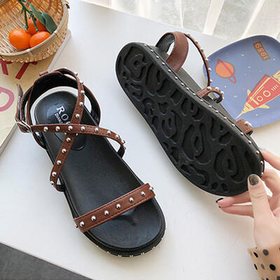 

Sandals for girls wearing flat rivets outside summer