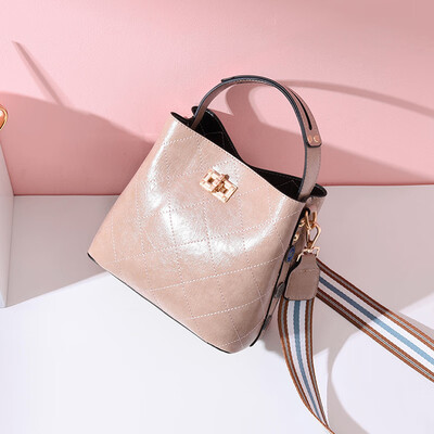 

Bao Bao Female Fashion Summer Qingxin Diagonal Ins Baitao Xiaoxiang Ling Ge Bucket Packing Texture&Ocean