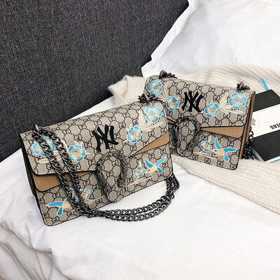 

Qiao Bani 2019 new Korean fashion embroidery line Harajuku wind hit color wine god bag shoulder diagonal trend handbags