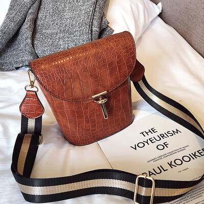 

Net red texture black bag female 2019 spring&summer new wave Korean version of the bucket bag on the new wild shoulder Messenger bag