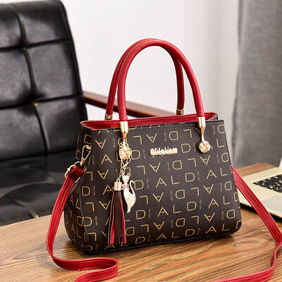 

Korean version of middle-aged mother female tide shoulder Messenger bag fashion ladies mother bag large capacity