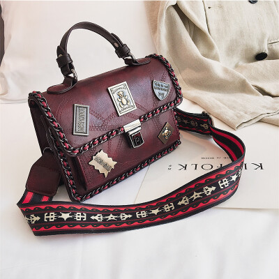 

Bag female 2019 new handbag tide Korean fashion retro badge casual wild shoulder slung small square bag