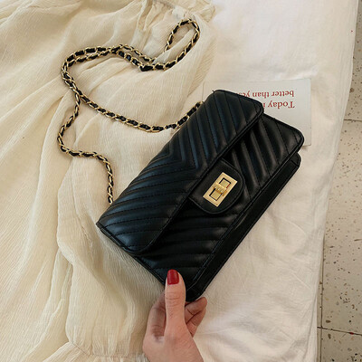 

Xia Jisen is a small bag with a Korean version of the chic chain lock bag The new 2019 oblique embroidered wire bag is a small sq