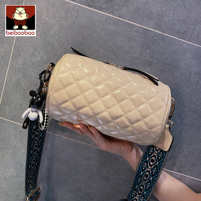 

On the new bag women 2019 new texture fashion shoulder pillow bag foreign gas Joker slung bucket bag