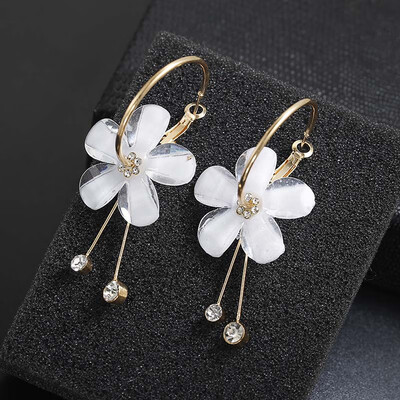 

2019 New Korean Earrings Fresh And Lovely Fashion Exaggerated Metal Petals Womens Earrings Suitable For Winter Girls Jewelry