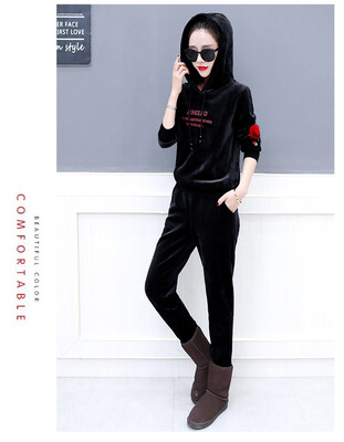 

The new autumnwinter 2018 leisure suit is a two-piece womens sweater with velvet&thick golden velvet rose embroidery